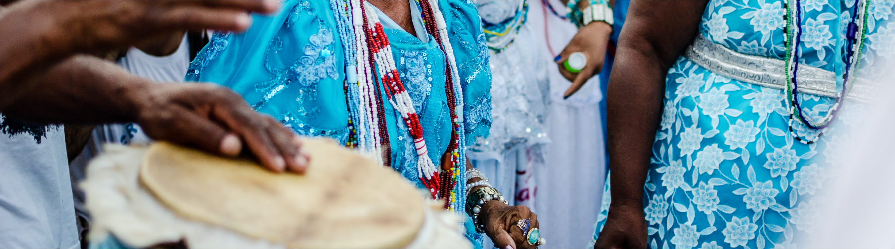 Cerimónia com atabaque e vestes azuis